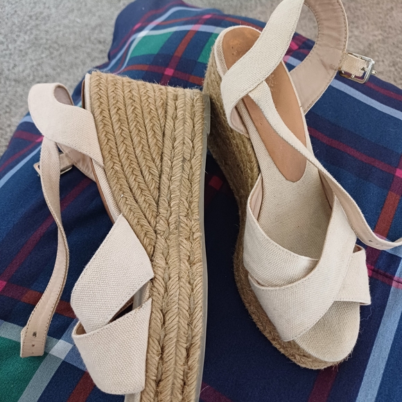 Castaner Cream Platform Espadrilles with Crisscross Straps - Picture 4 of 6
